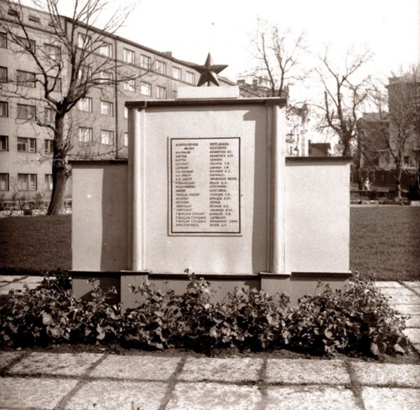 Временный памятник на братской могиле освободителей Таллина, 1945-1946 гг