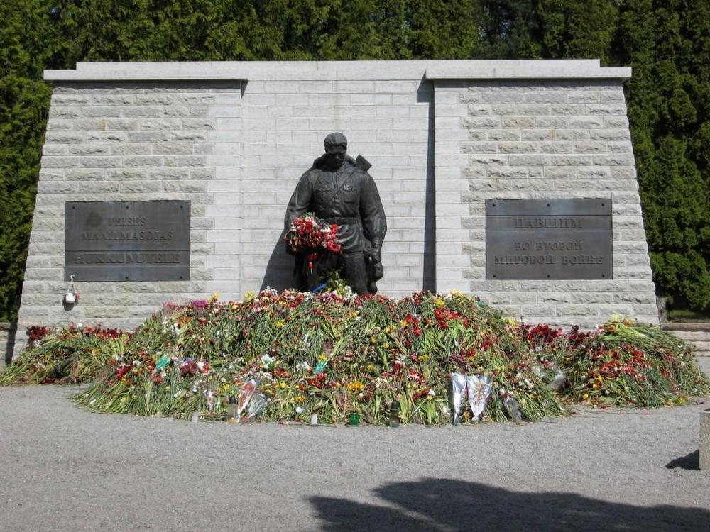 Новый памятник "Воинам освободителям" на военном кладбище