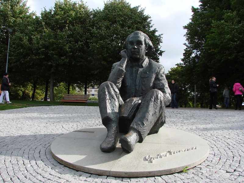 Памятник Густаву Эрнескасу, Таллинское певческое поле