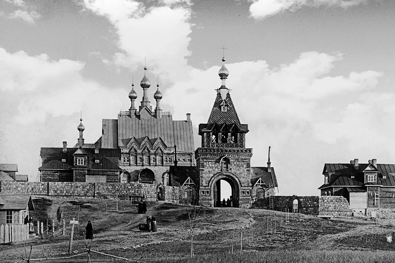 Строительство Святых врат. На заднем плане первая Успенская церковь. 1892 год