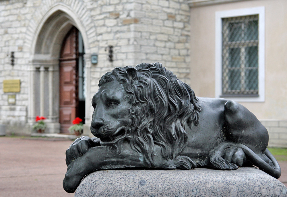 Скульптура льва у входа в замок Маарьмяги, Таллин
