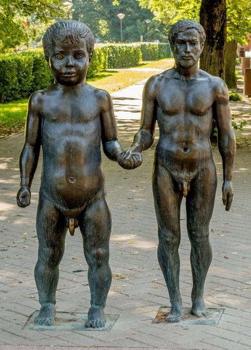 Скульптура Отец и Сын, Тарту