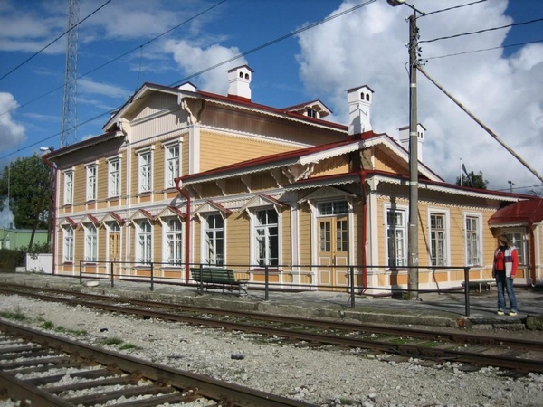 Главное здание железнодорожного вокзала в Палдиски