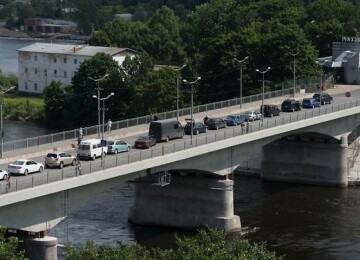 На пункте пропуска Нарва-Ивангород растёт затор из автомобилей