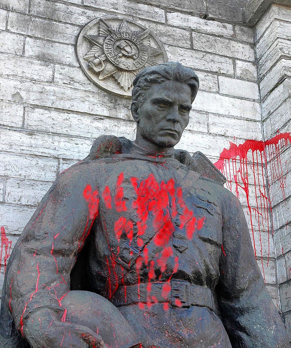 Эстонские вандалы глумятся над памятником, 2007 год