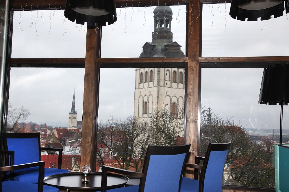 Вид из кафе-музея в Девичьей башне, Таллин