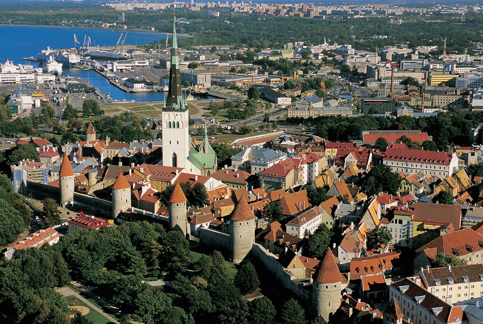 Панорамный вид на церковь Олевисте в Таллине