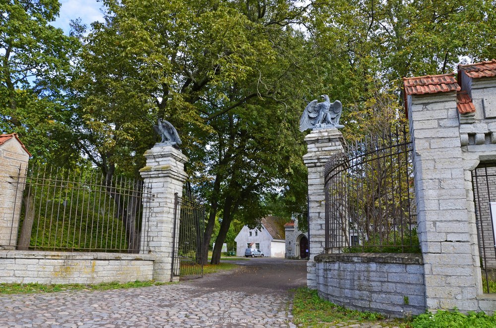 Ворота замка графа Орлова-Давыдова в Таллине