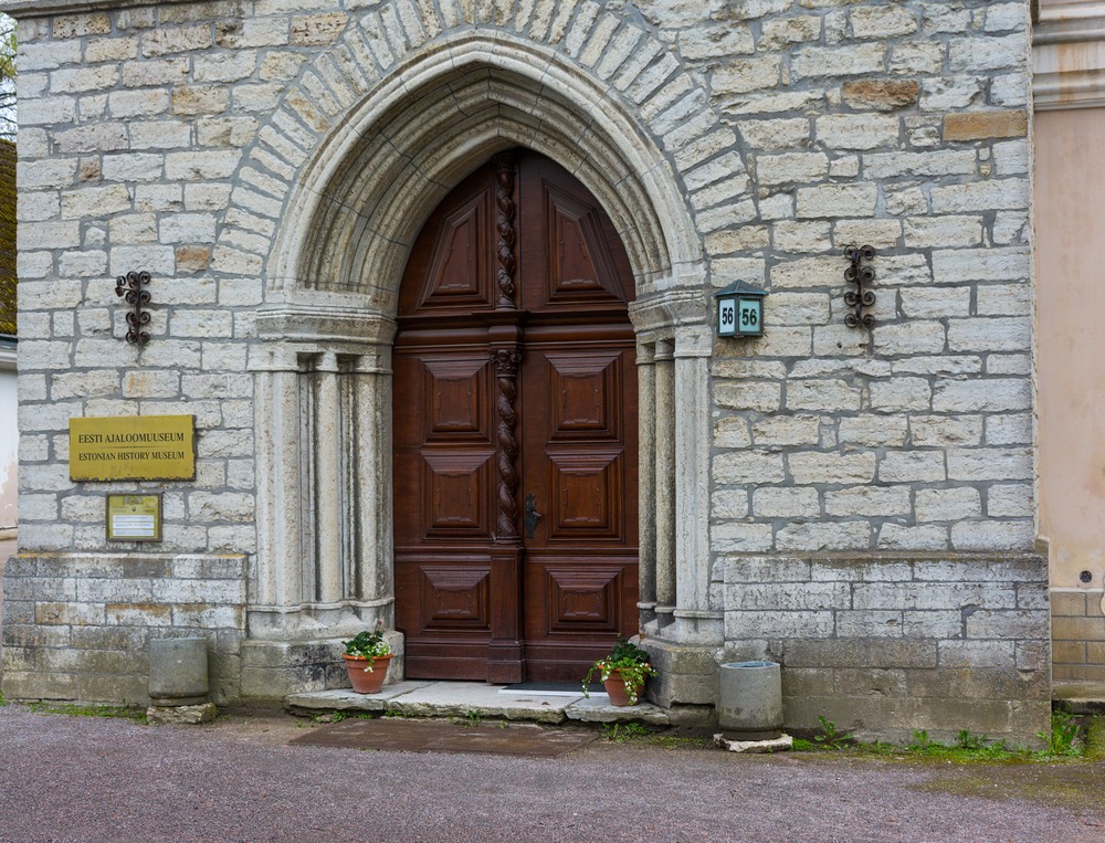 Входная дверь в замок графа Орлова-Давыдова