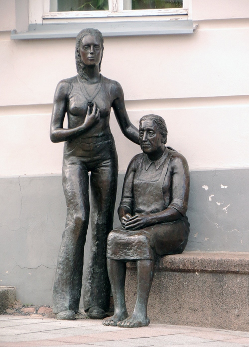 Скульптура Мать и Дочь, Тарту